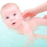 Как правильно купать новорожденного мальчика или девочку первый раз?